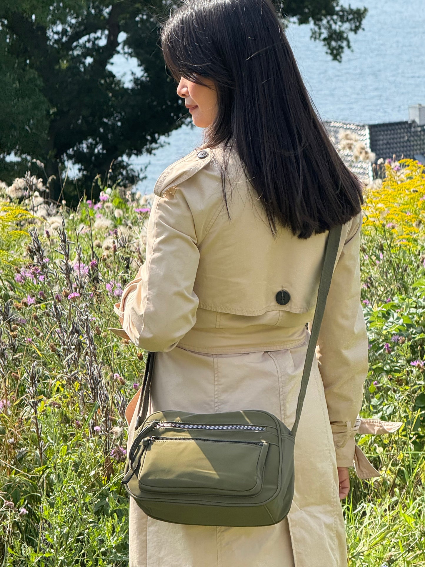 Kvindelig model viser Katrine Skuldertaske Grøn båret som crossbody fra MAS SELECTION.