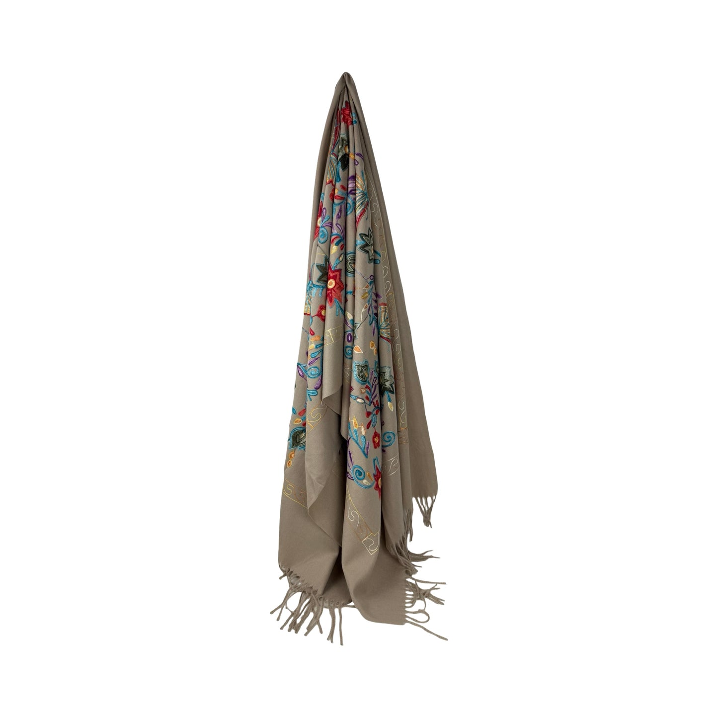Sommerfugl Broderi Tørklæde Beige fra MAS SELECTION hænger for at vise farve, længde og fald i stoffet.