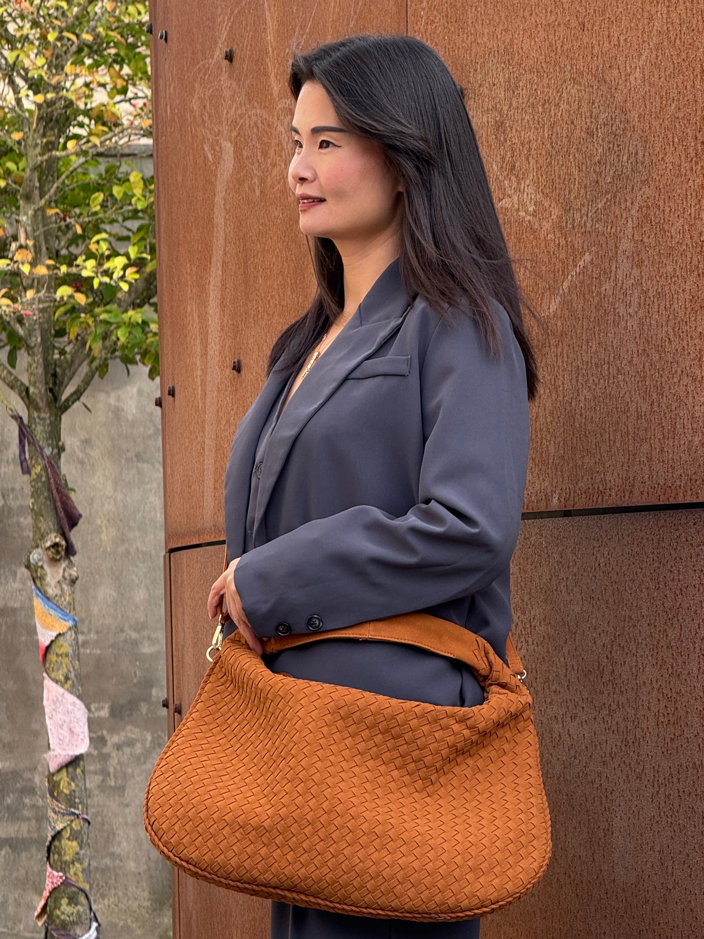 Model iført Anna Fake Suede flettet skuldertaske i brun fra MAS SELECTION som crossbody