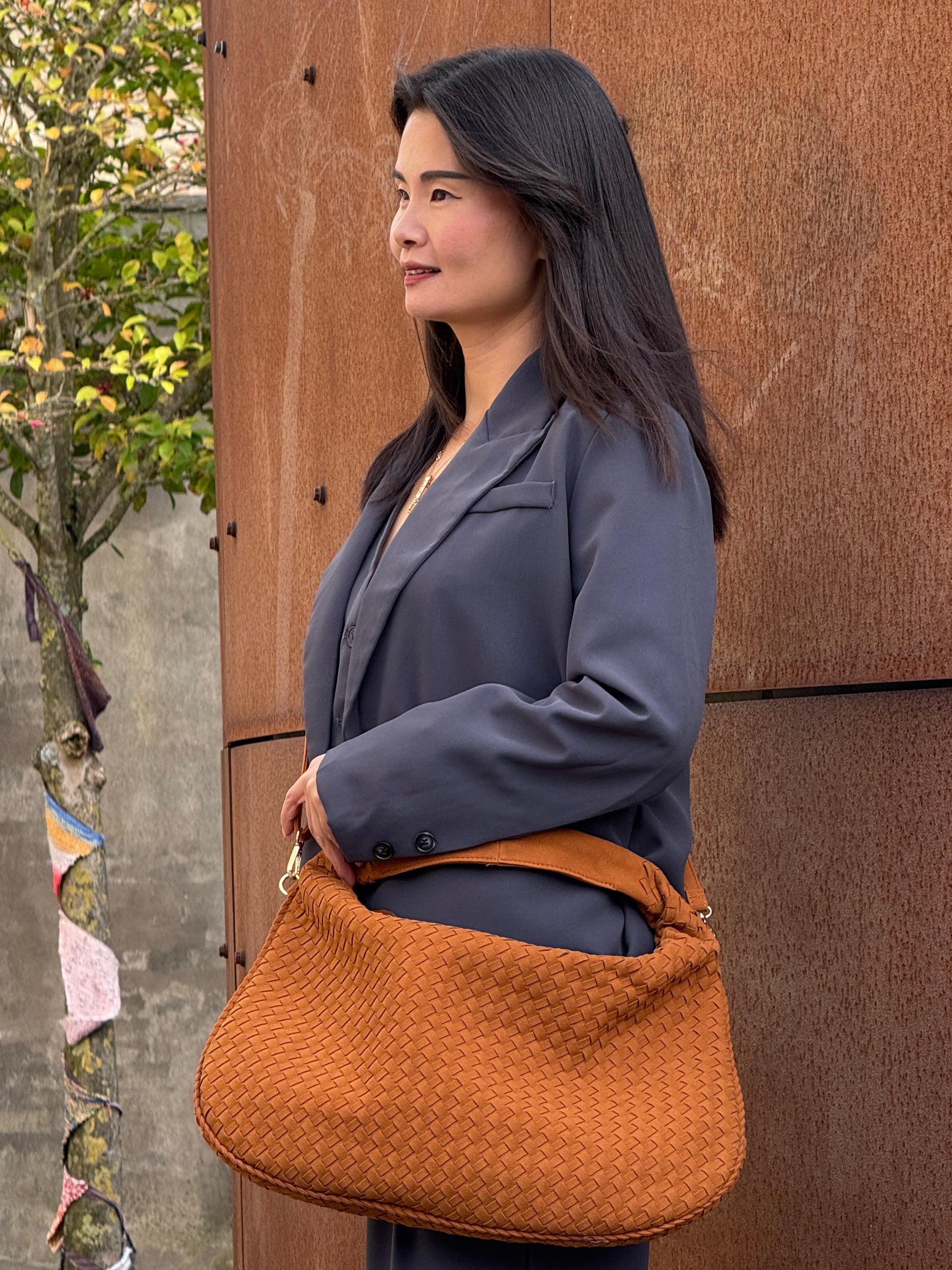 Model iført Anna Fake Suede flettet skuldertaske i brun fra MAS SELECTION som crossbody