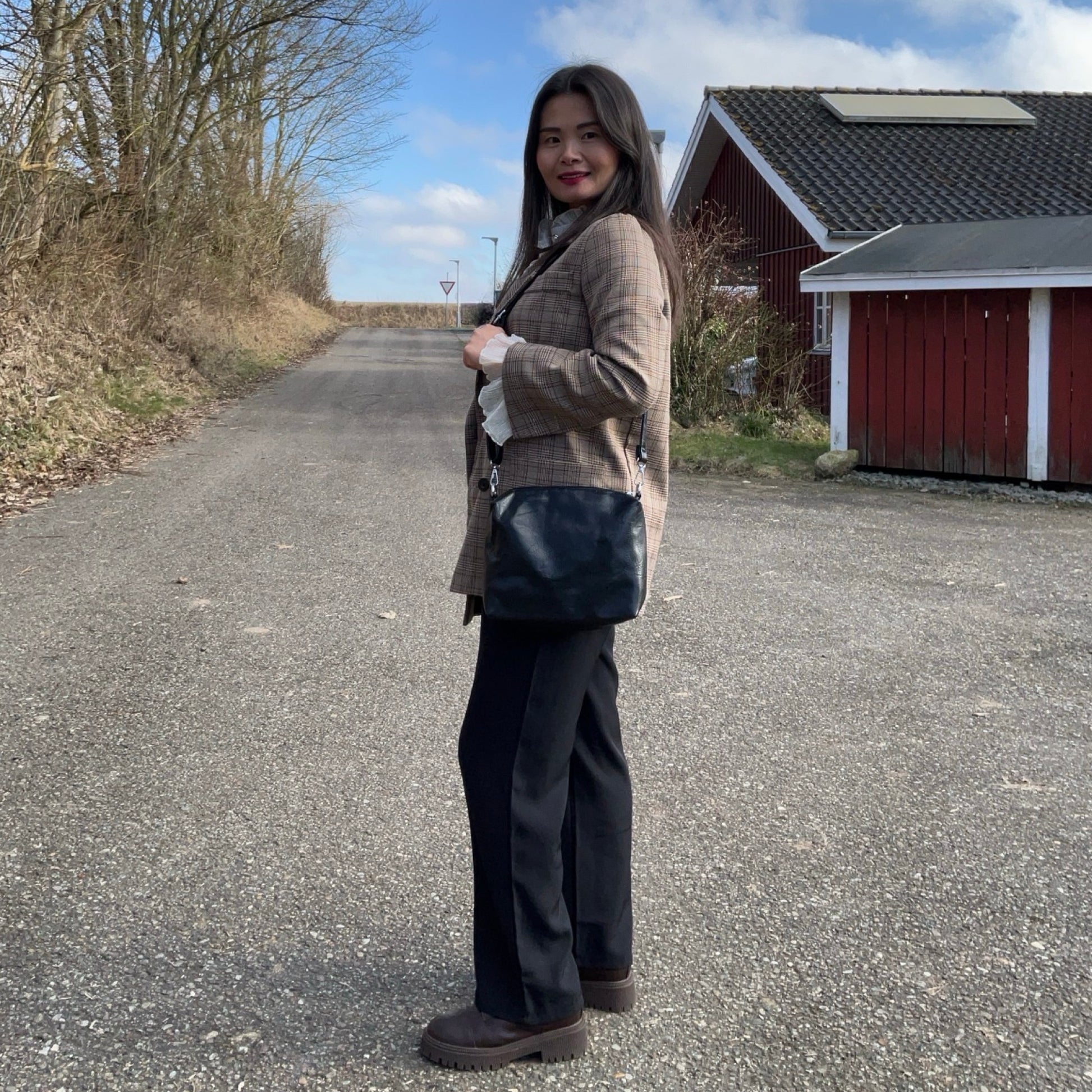 Elisa 3 i 1 skuldertaske dame i sort bæres af model over skulderen