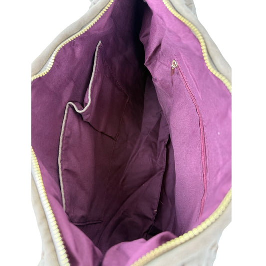 Indvendigt billede af Anna Fake Suede flettet skuldertaske i khaki fra MAS SELECTION, viser opbevaringsrum