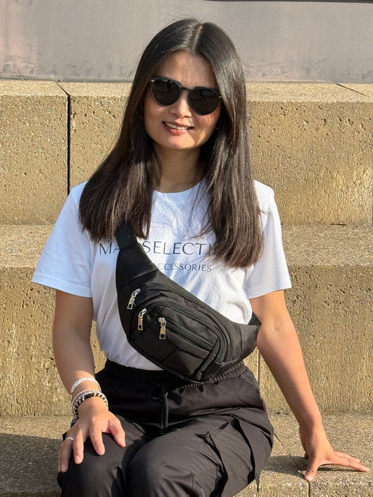 Kvindelig model med MS bæltetaske i sort båret som crossbody foran.