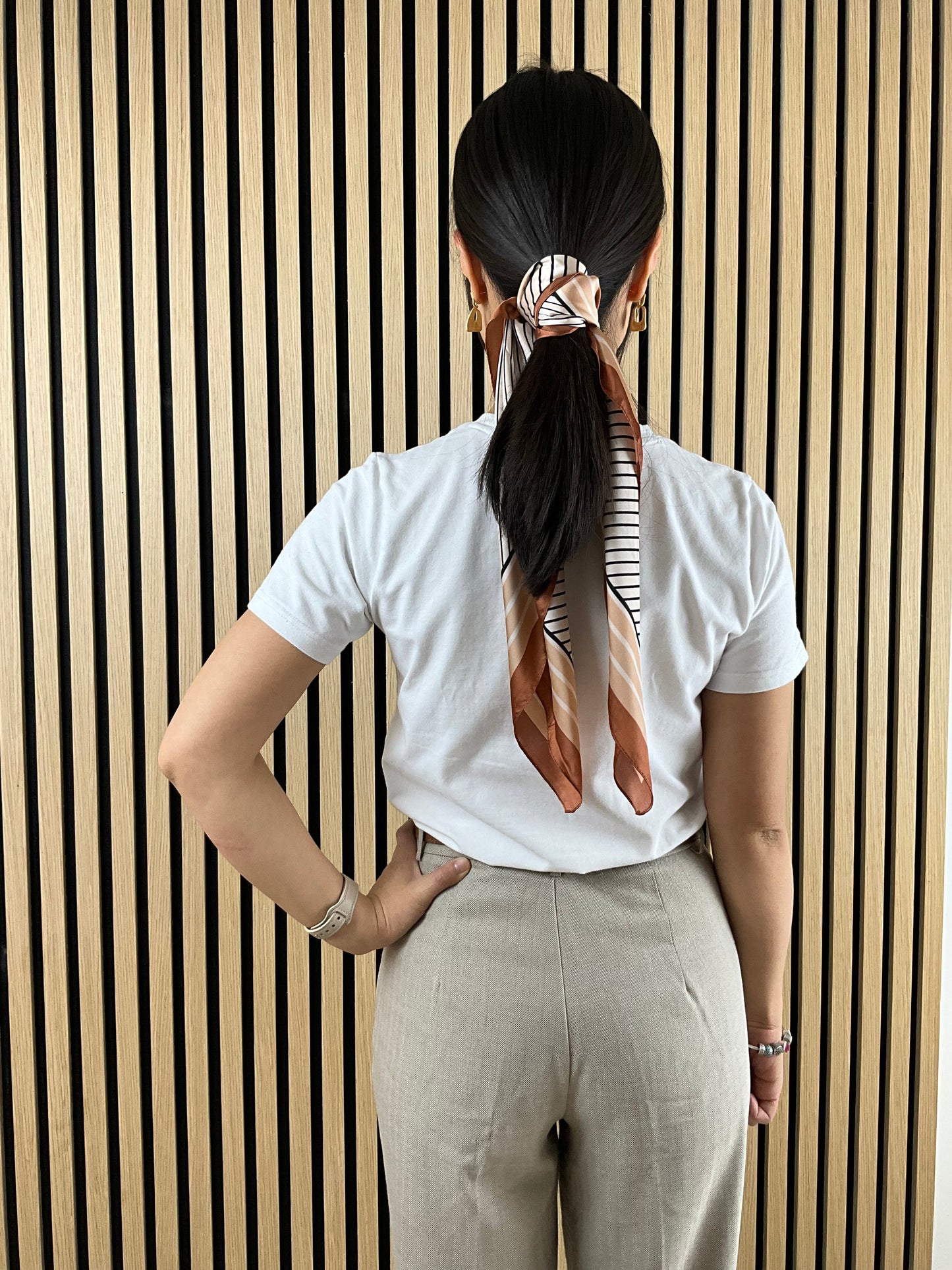 Satin tørklæde i stribet print med sort, creme og grå| MAS SELECTION