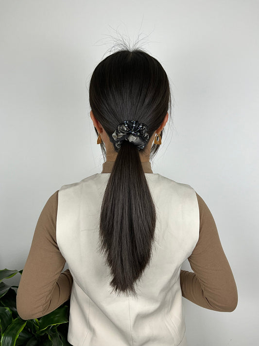 Blomster og Stendecoreret Scrunchie Sort| MAS SELECTION
