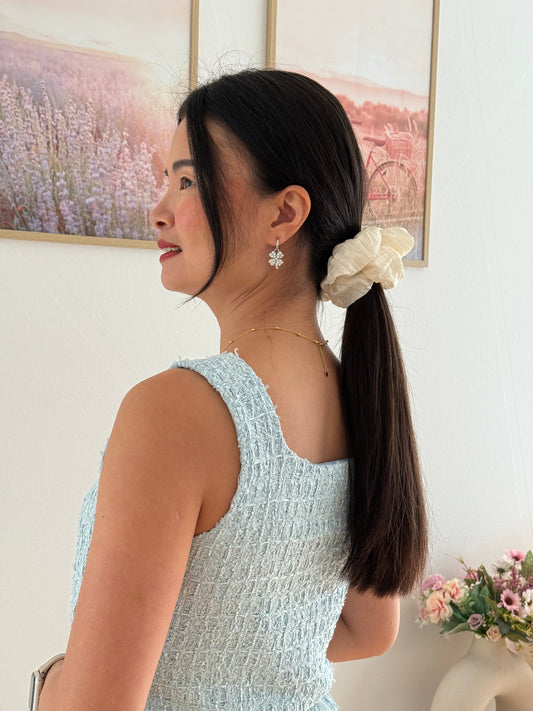 Stor Scrunchie med Perledetaljer i Creme