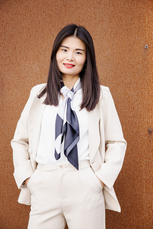 Elisa Satin Tørklæde Hvid og Sort, vist på model