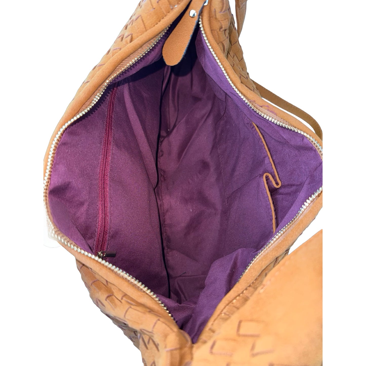 Indvendigt billede af Anna Fake Suede flettet skuldertaske i brun fra MAS SELECTION, viser opbevaringsrum