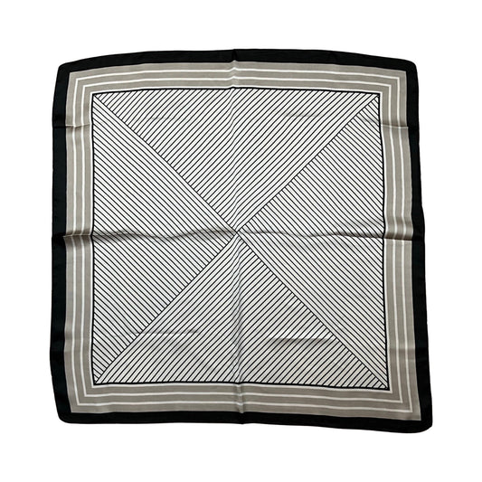 Satin tørklæde i stribet print med sort, creme og grå| MAS SELECTION