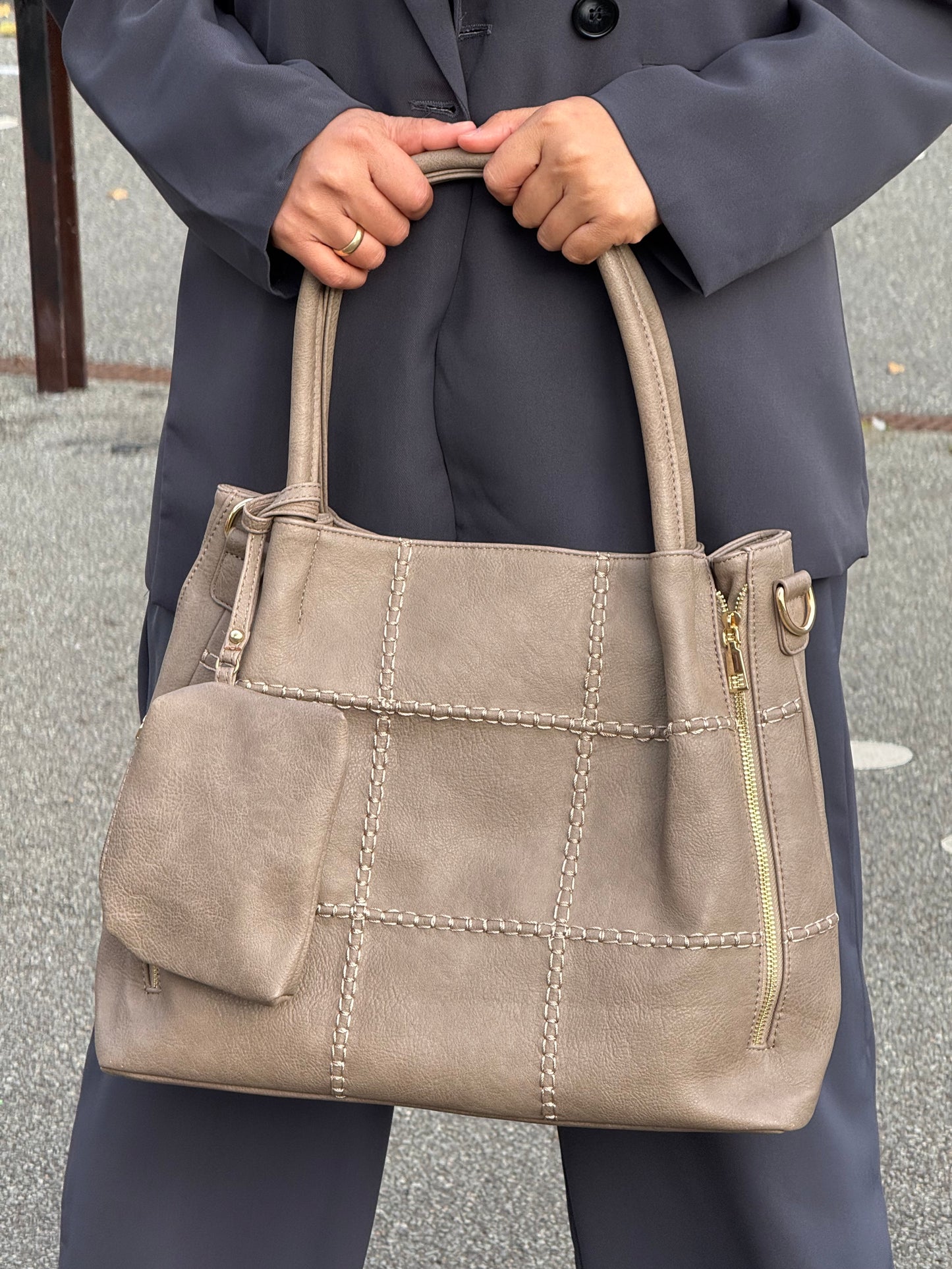 Model holder Veronica Tote Taske i khaki fra MAS SELECTION med begge hænder