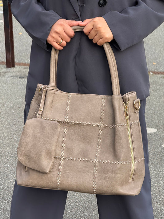 Model holder Veronica Tote Taske i khaki fra MAS SELECTION med begge hænder