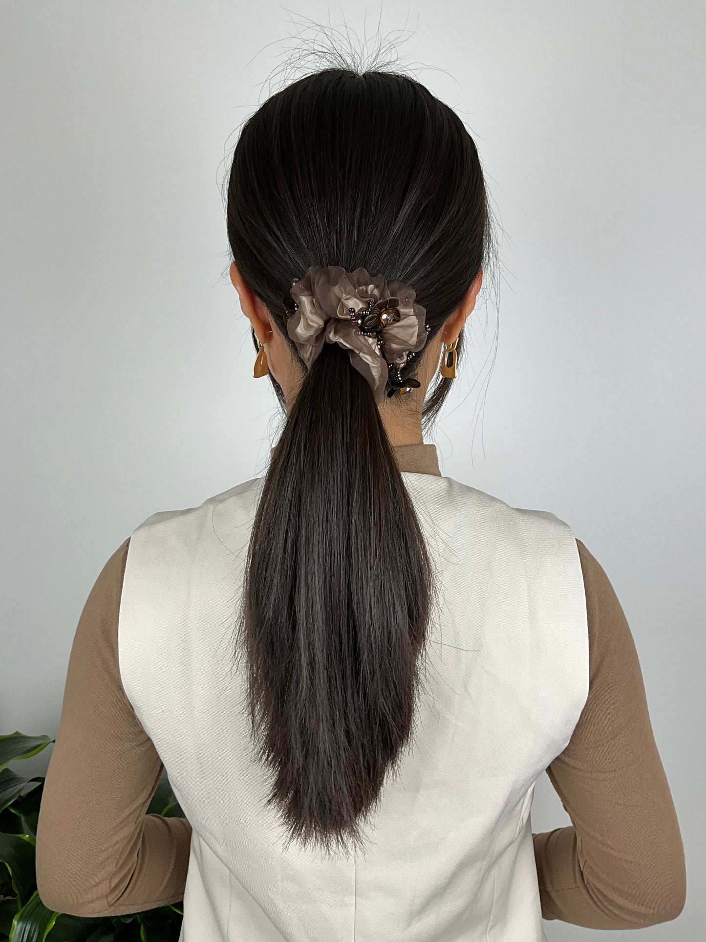 Elegant Scrunchie med Blomster og Sten Rundt Omkring Mørkeblå