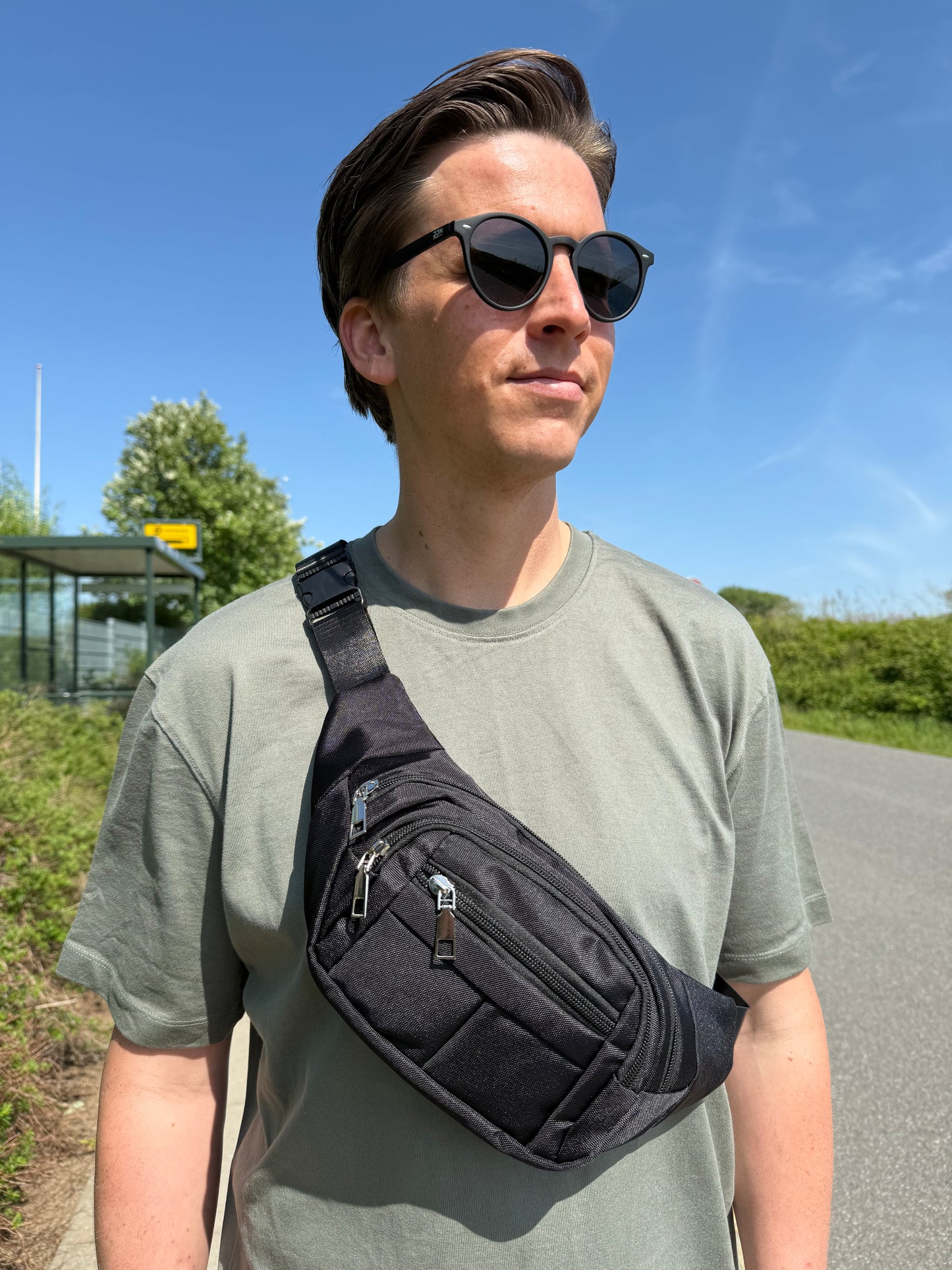 Mandlig model med MS bæltetaske i sort båret som crossbody foran.
