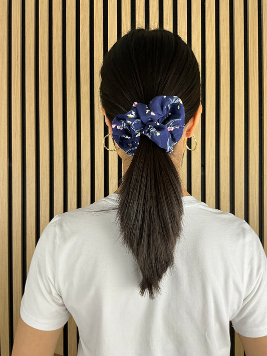 Blomsterscrunchie Mørkeblå| MAS SELECTION
