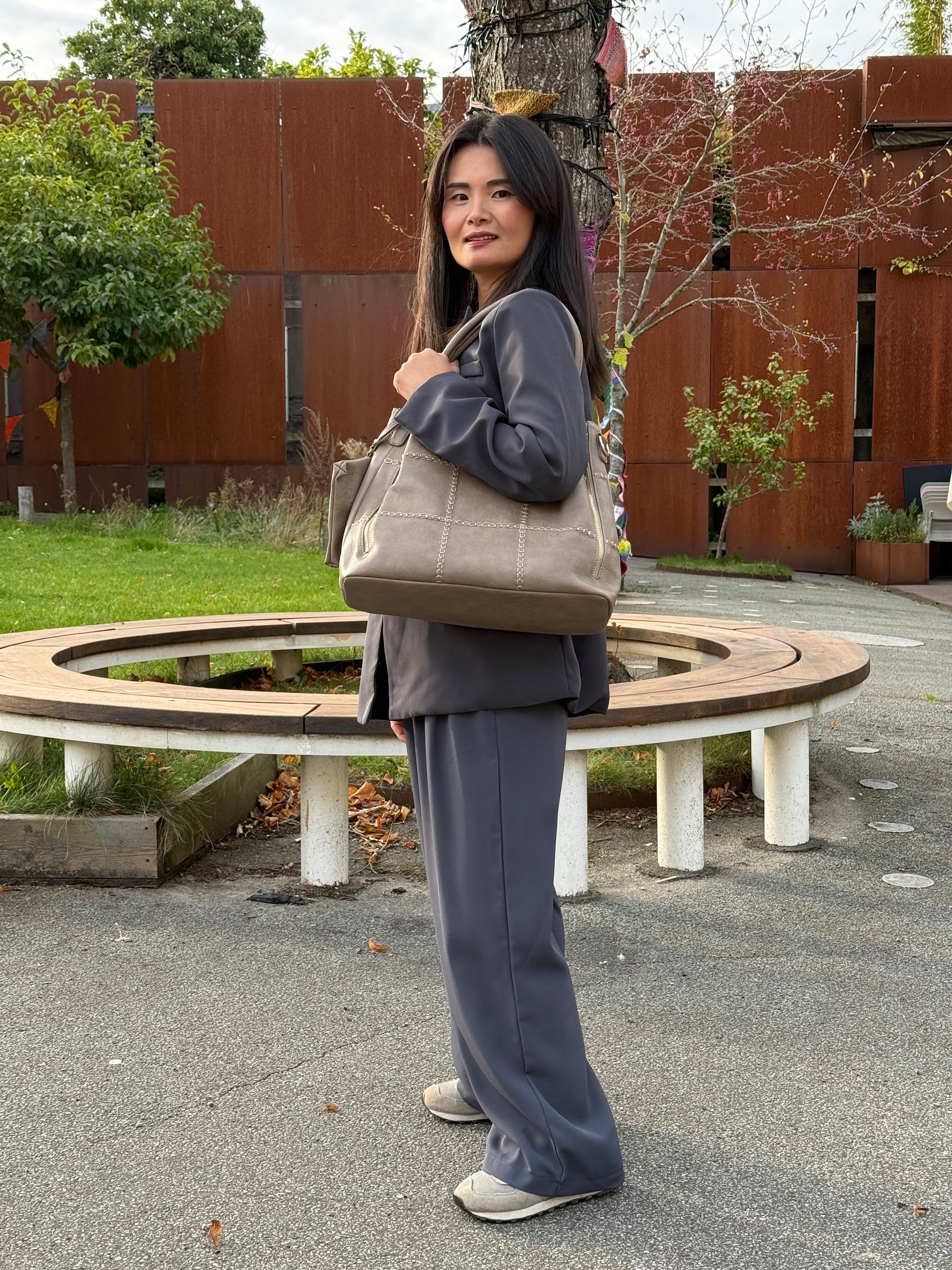 “Model iført Veronica Tote Taske i khaki fra MAS SELECTION over skulderen