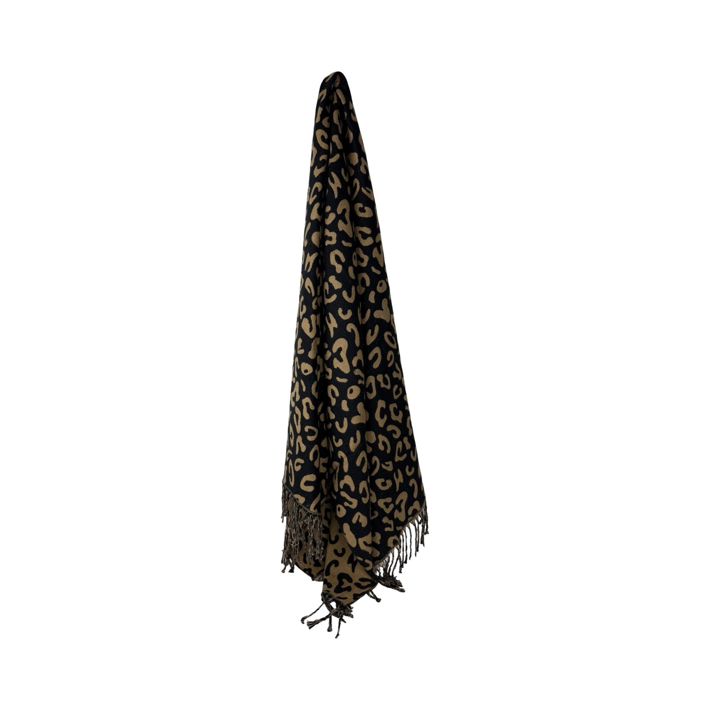 Duo Leopard Tørklæde fra MAS SELECTION hænger for at vise længde og fald i stoffet.