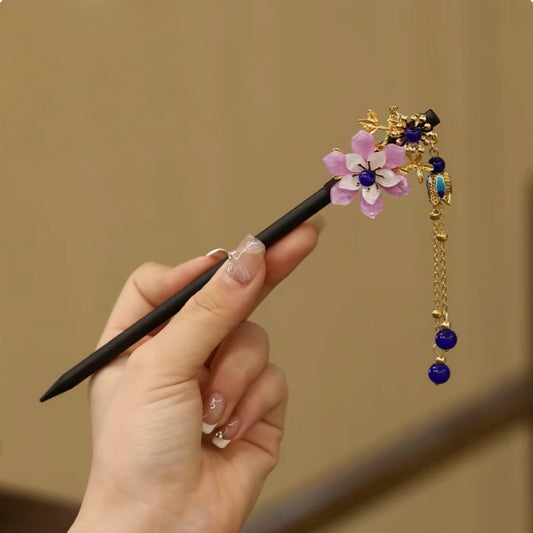 Elegant hårnål med lyserøde blomster og blå perler