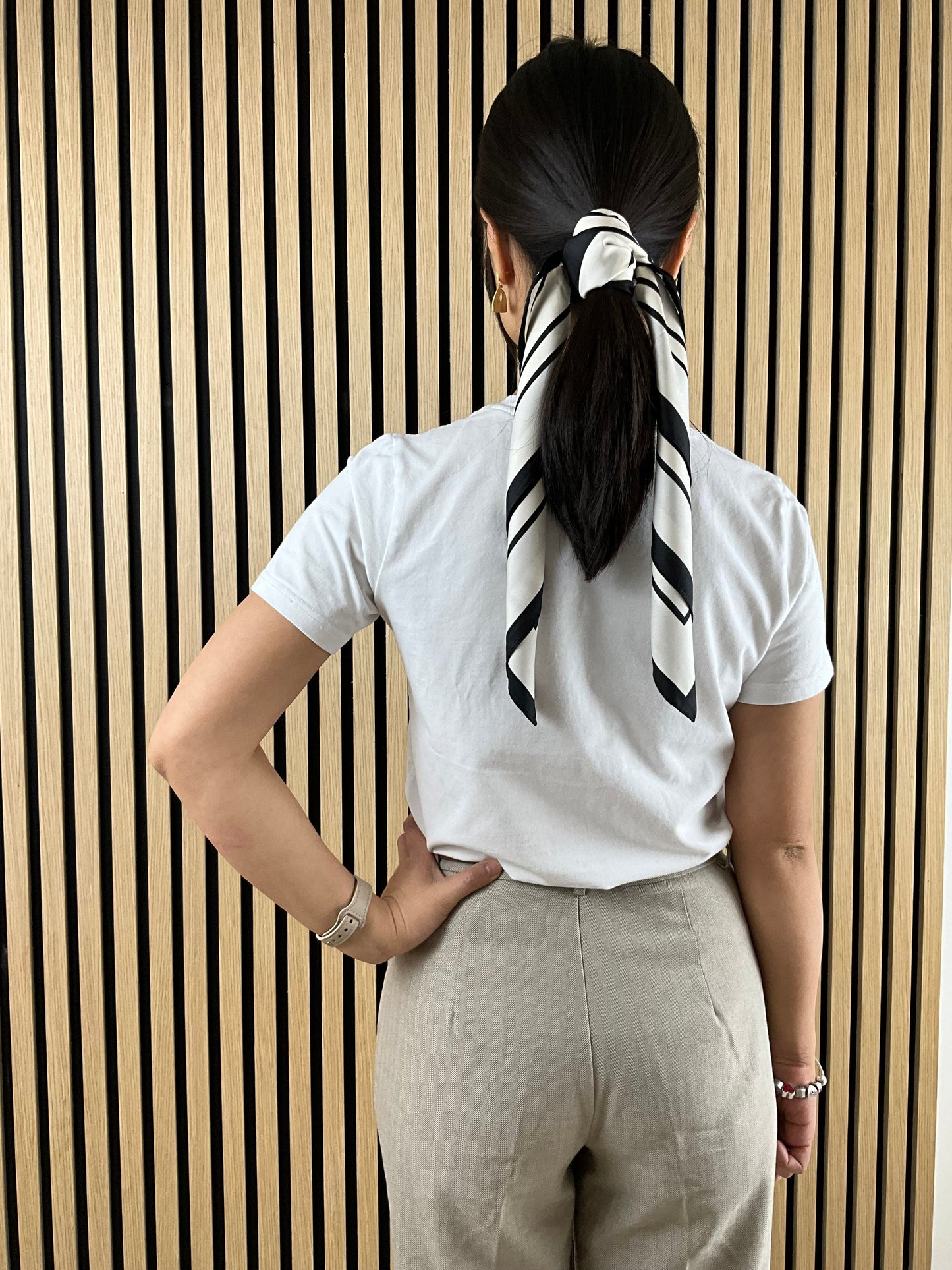 Satin tørklæde med grafisk design i sort og hvid print| MAS SELECTION