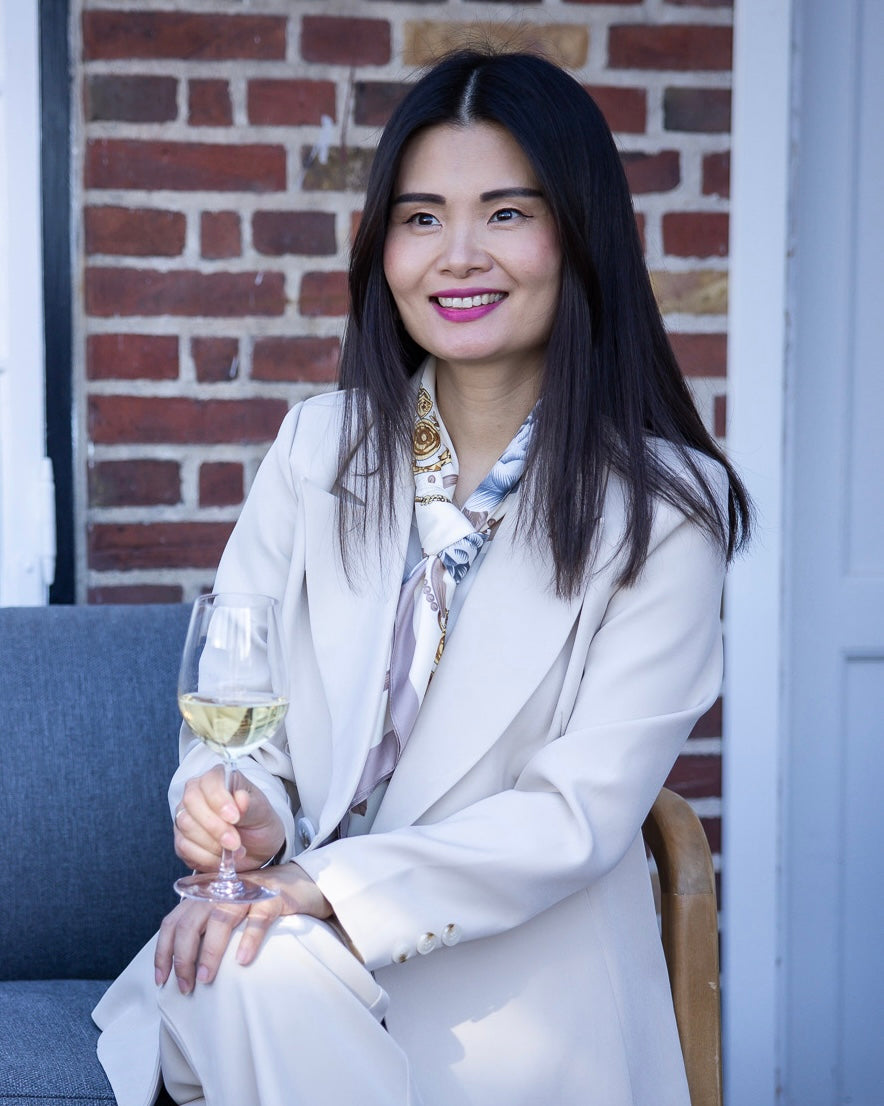 Sofia Satin Tørklæde Beige, vist på model