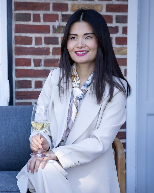 Sofia Satin Tørklæde Beige, vist på model