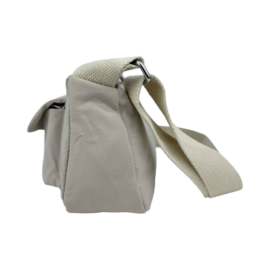 Sidebillede af Helena skuldertaske i creme – fremhæver taskens dybde og form