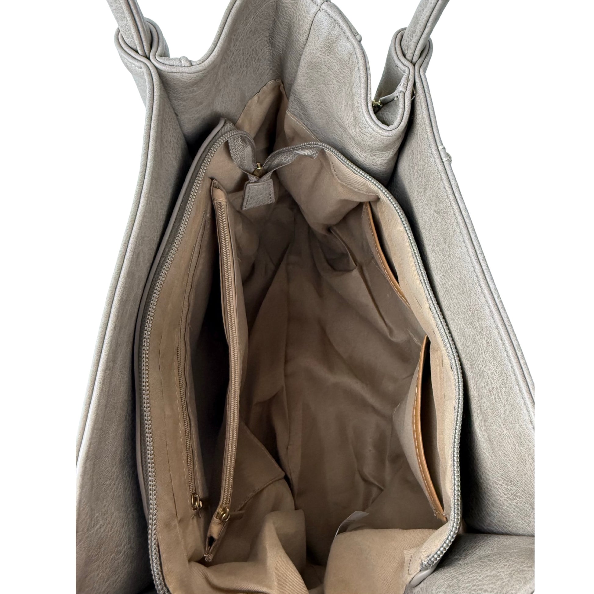 Indvendigt billede af Veronica Tote Taske i khaki fra MAS SELECTION, viser opbevaringsrum og lommer