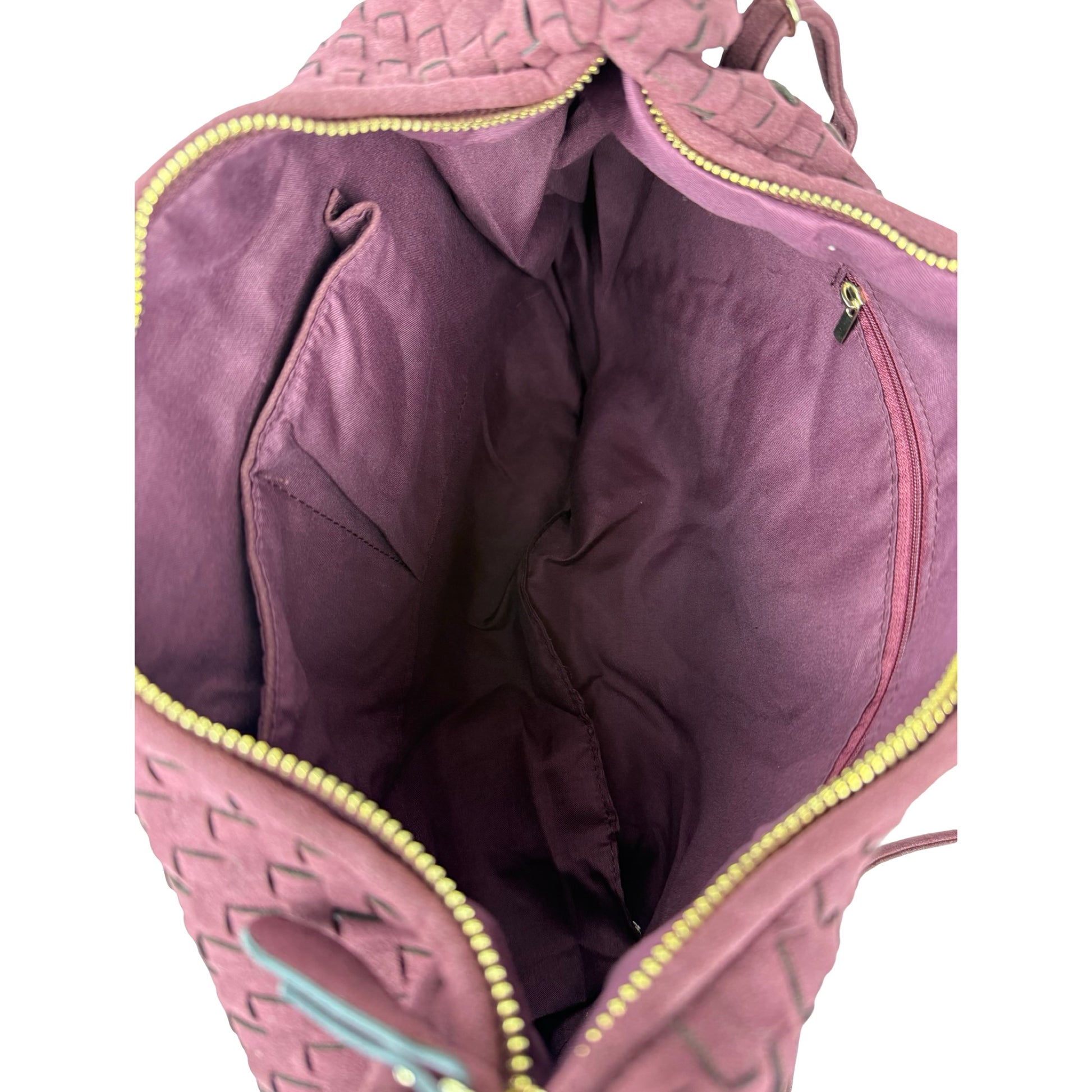 Indvendigt billede af Anna Fake Suede flettet skuldertaske i bordeaux fra MAS SELECTION, viser opbevaringsrum