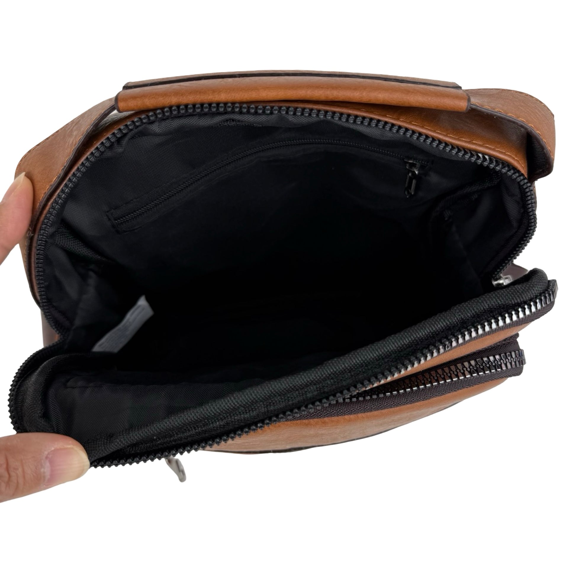 Åbent billede af Unisex Messenger Taske i lysebrun set oppefra – viser hovedrummet med en indvendig lynlåslomme.