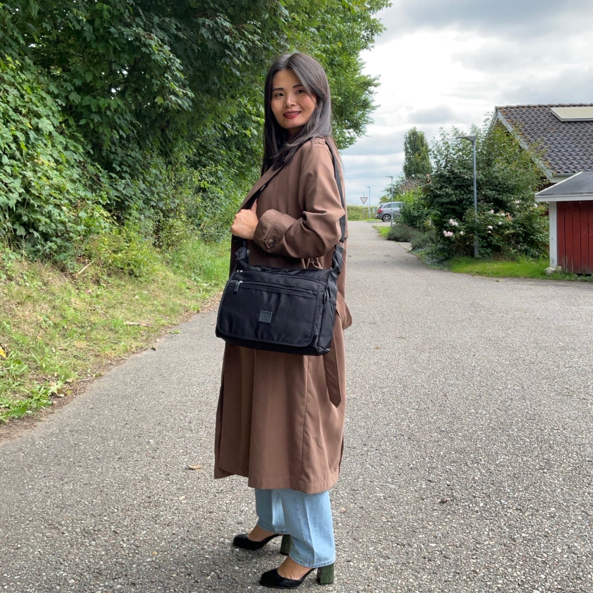 Model med MAS SELECTION Antonella Skuldertaske i sort på skulderen