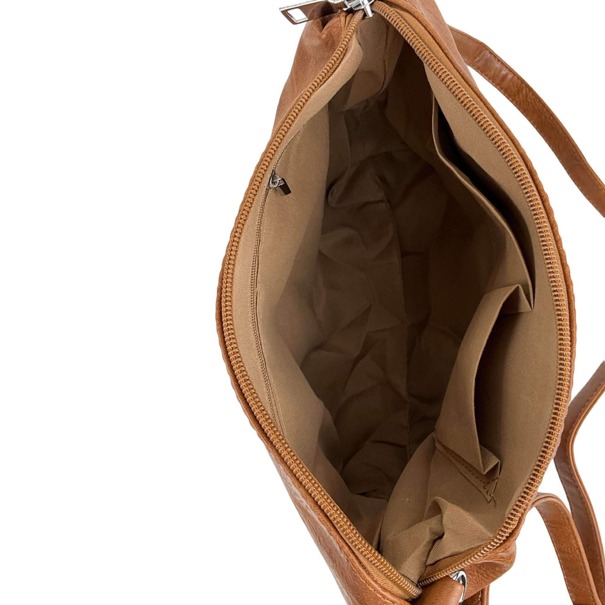 Indersiden af cognac skuldertaske fra Veronica 3-i-1 – organiseret og funktionel opbevaring