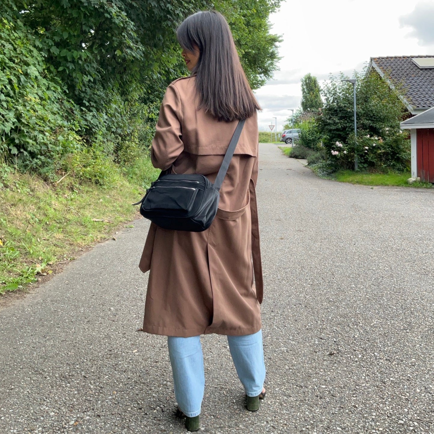Model med MAS SELECTION Katrine Skuldertaske i sort båret som crossbody taske
