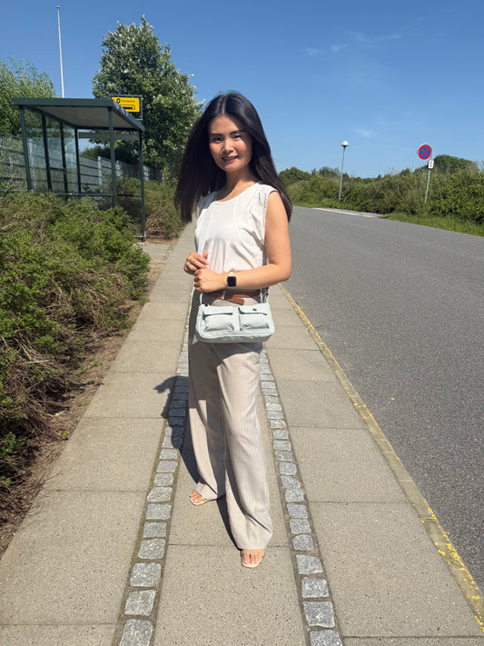 Model med Helena skuldertaske i lysegrøn som crossover – viser pasform og stil