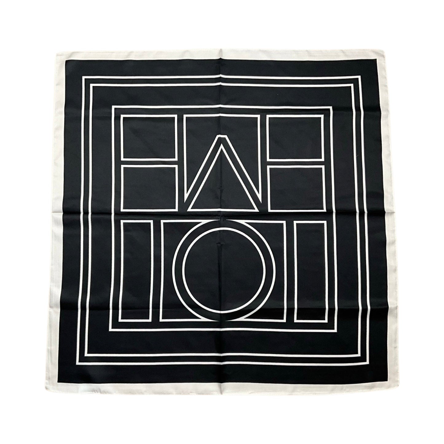 Satin tørklæde med grafisk design i sort og hvid print| MAS SELECTION