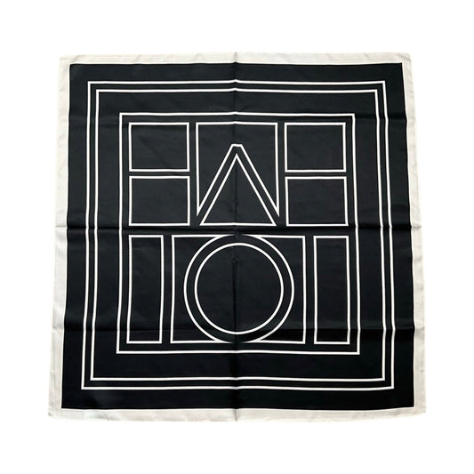 Satin tørklæde med grafisk design i sort og hvid print| MAS SELECTION