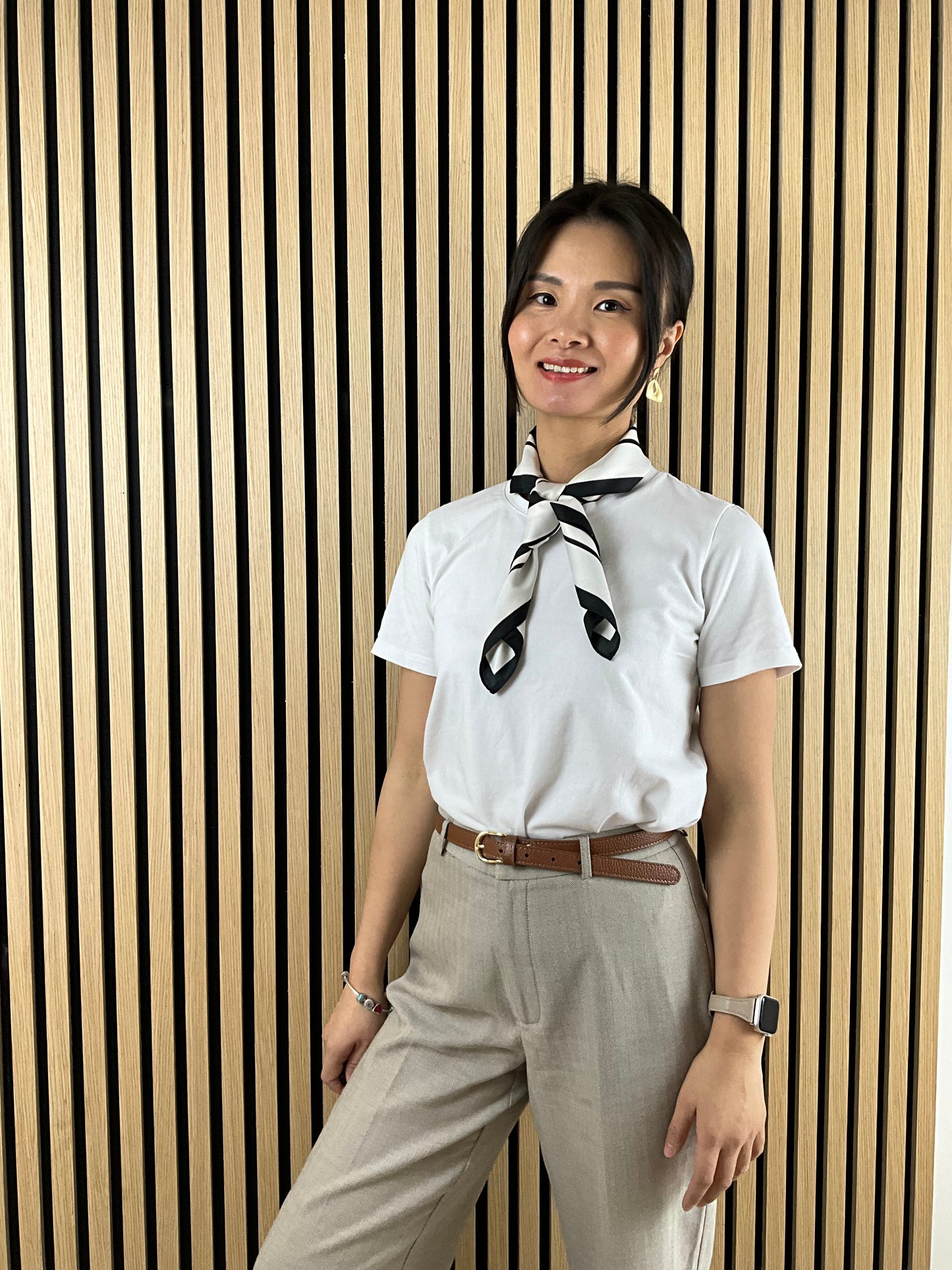 Satin tørklæde med grafisk design i sort og hvid print| MAS SELECTION