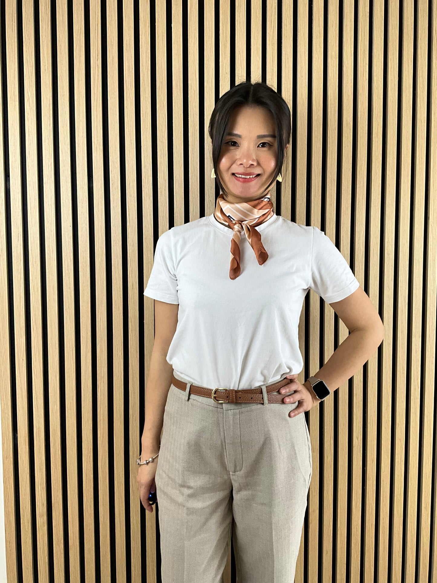 Satin tørklæde i stribet print med sort, creme og grå| MAS SELECTION