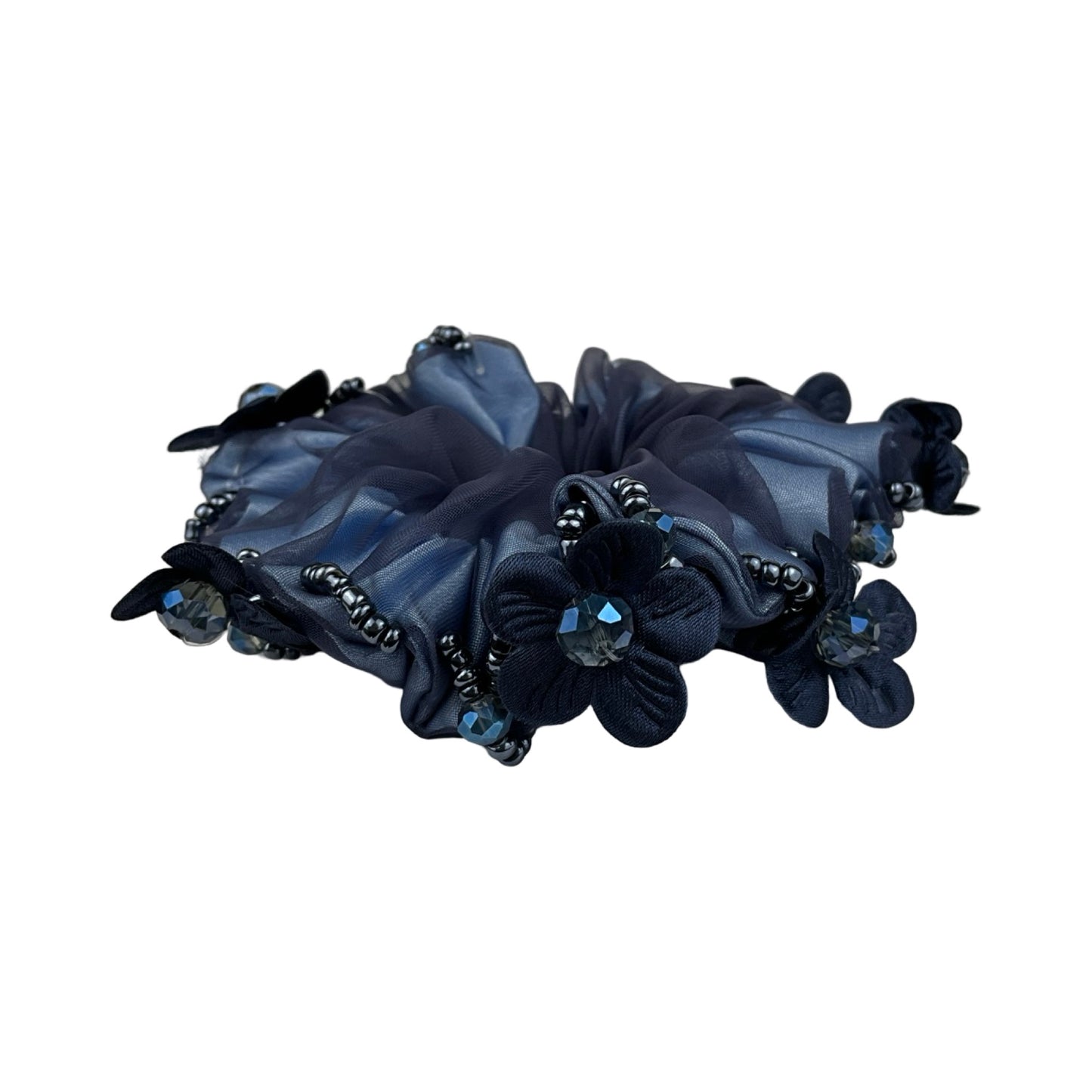 Elegant Scrunchie med Blomster og Sten Rundt Omkring Mørkeblå