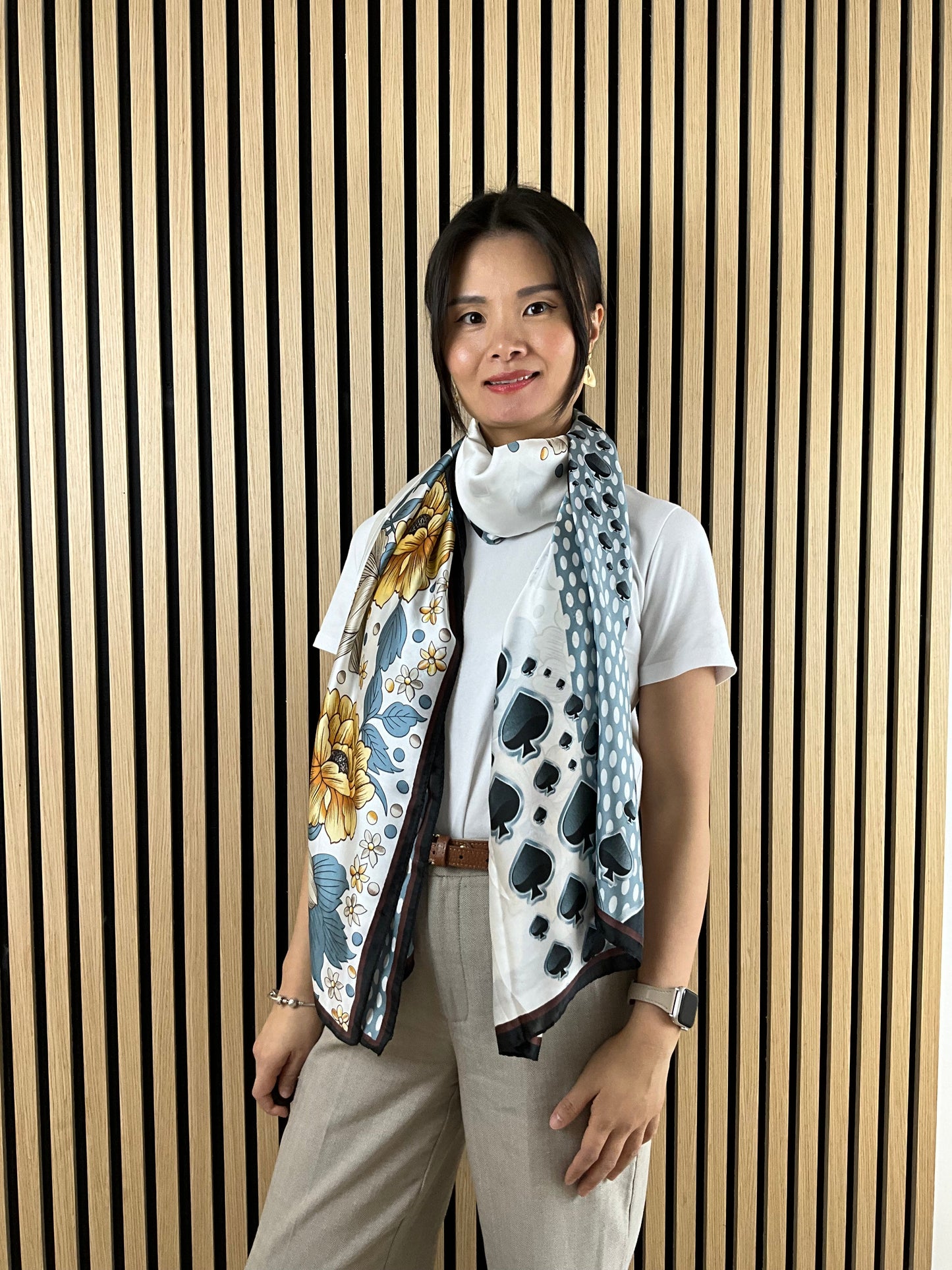 Satin Tørklæde i Blomstermønster i Blå| MAS SELECTION