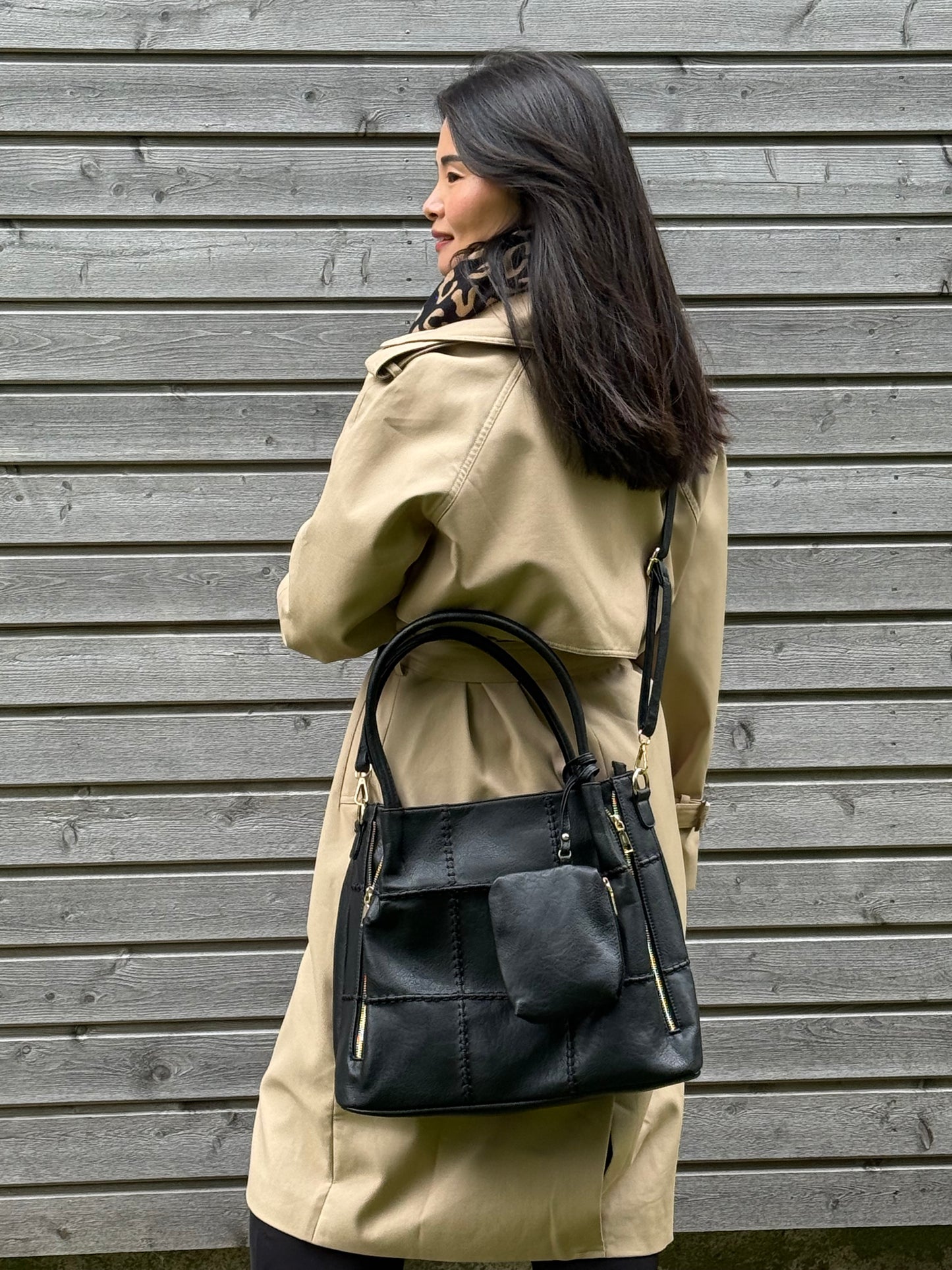 Model iført Veronica Tote Taske i sort fra MAS SELECTION som crossbody