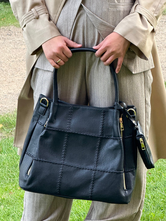 Model holder Veronica Tote Taske i sort fra MAS SELECTION med begge hænder