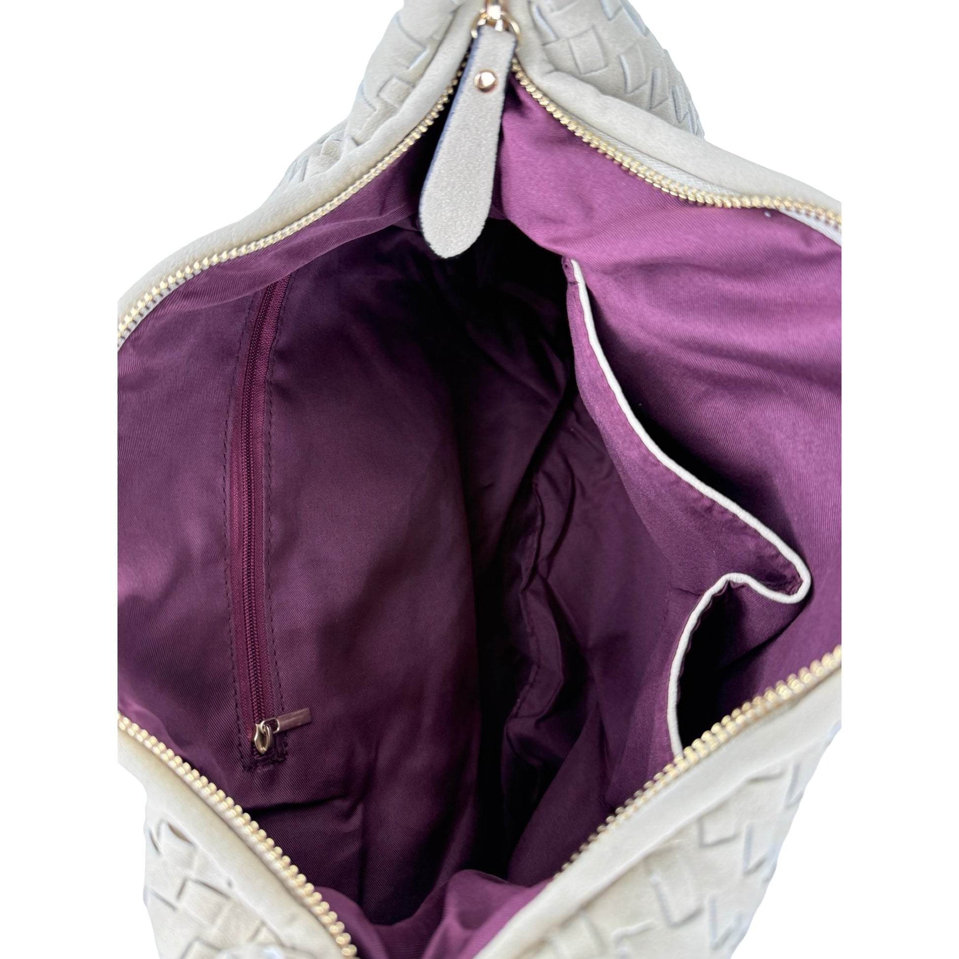 Indvendigt billede af Anna Fake Suede flettet skuldertaske i beige fra MAS SELECTION, viser opbevaringsrum