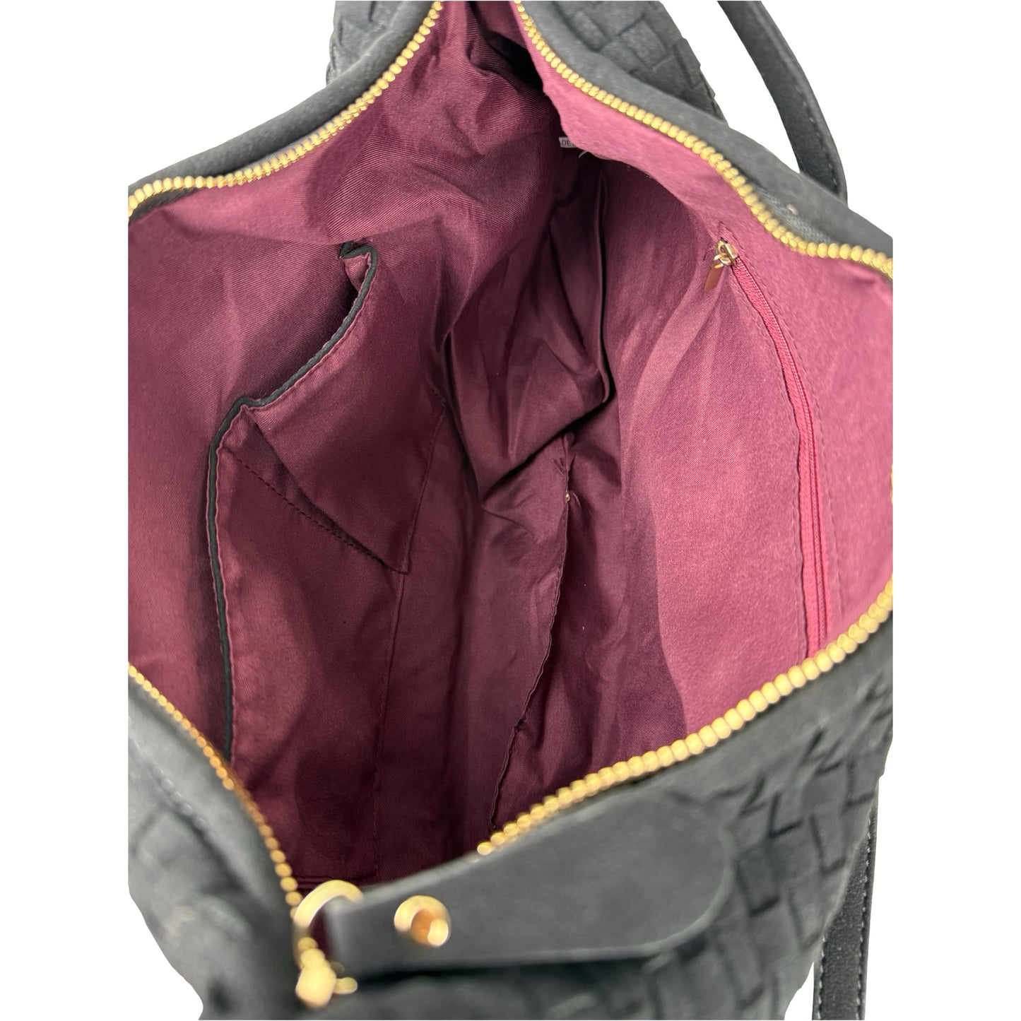 Indvendigt billede af Anna Fake Suede flettet skuldertaske i sort fra MAS SELECTION, viser opbevaringsrum
