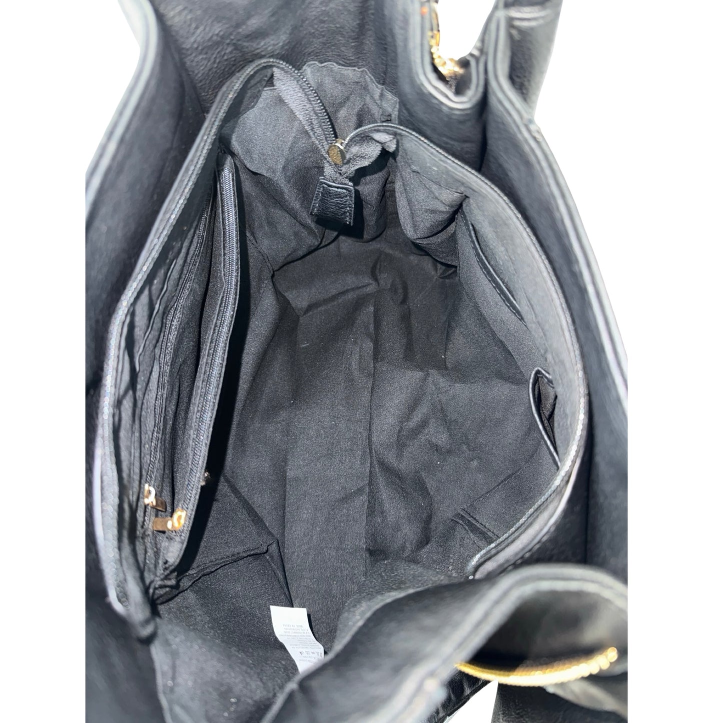 Indvendigt billede af Veronica Tote Taske i sort fra MAS SELECTION, viser opbevaringsrum og lommer
