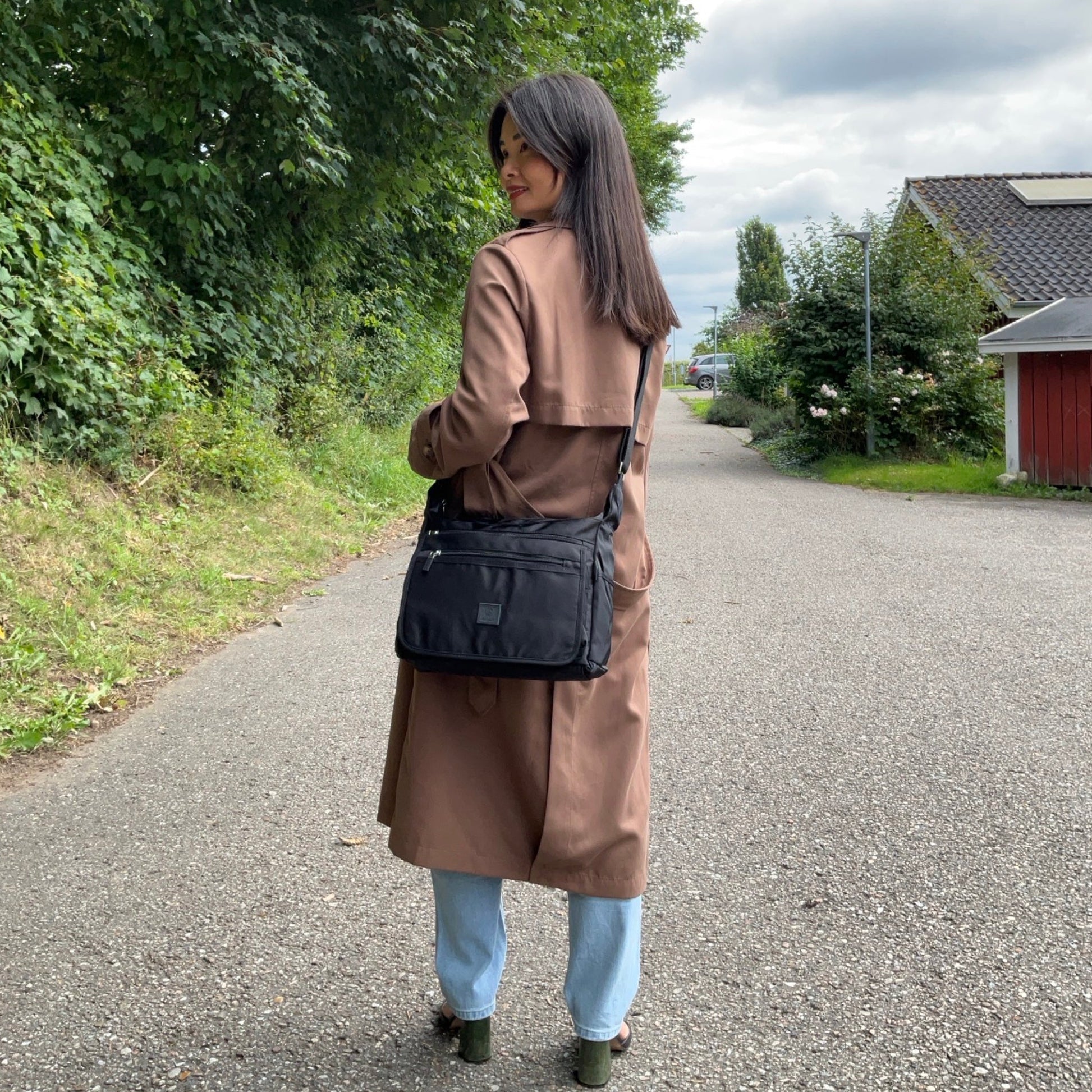 Model med MAS SELECTION Antonella Skuldertaske i sort båret som crossbody-taske