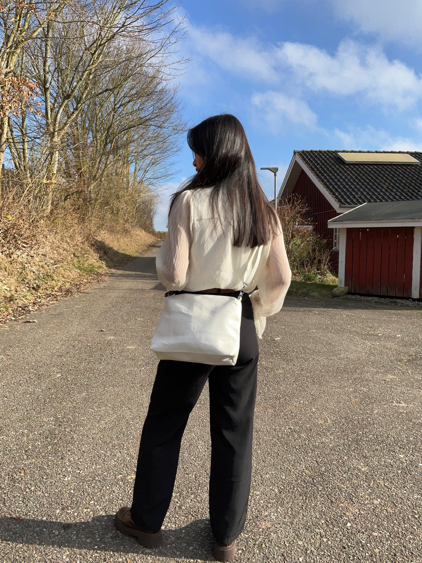 Skuldertaske dame fra Veronica 3 i 1 shopper i hvid bæres af model over skulderen