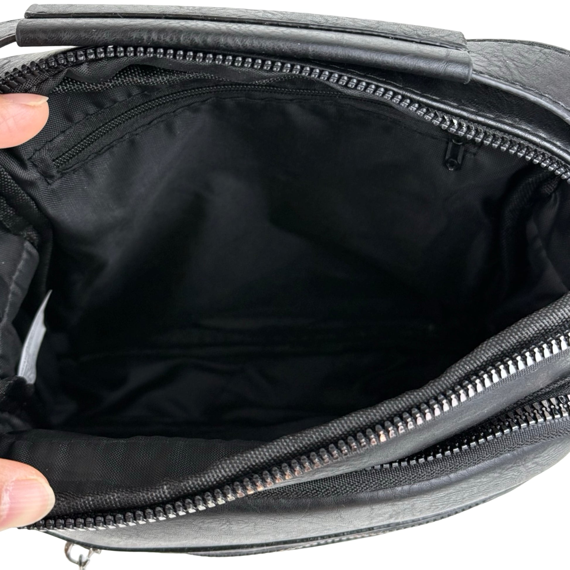 Åbent billede af Unisex Messenger Taske i sort set oppefra – viser hovedrummet med en indvendig lynlåslomme.