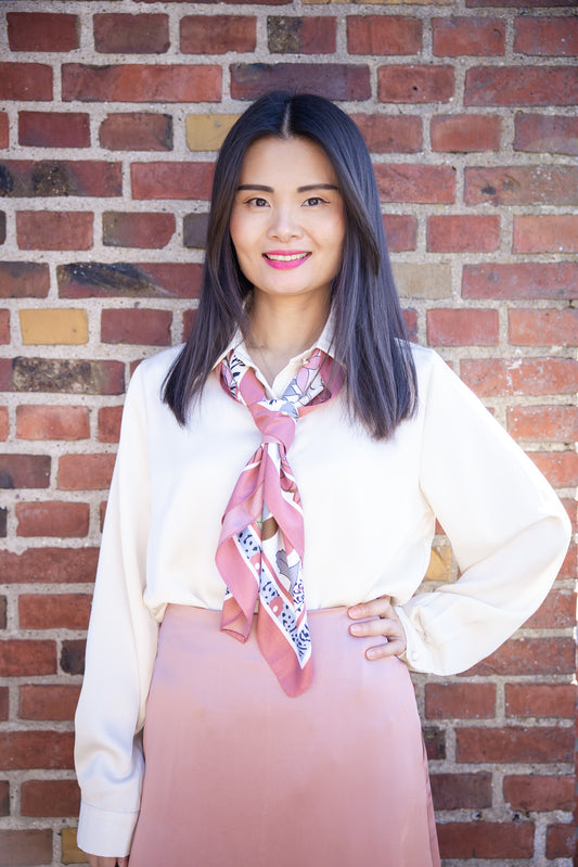 Antonella satin tørklæde i lyserød, vist på model