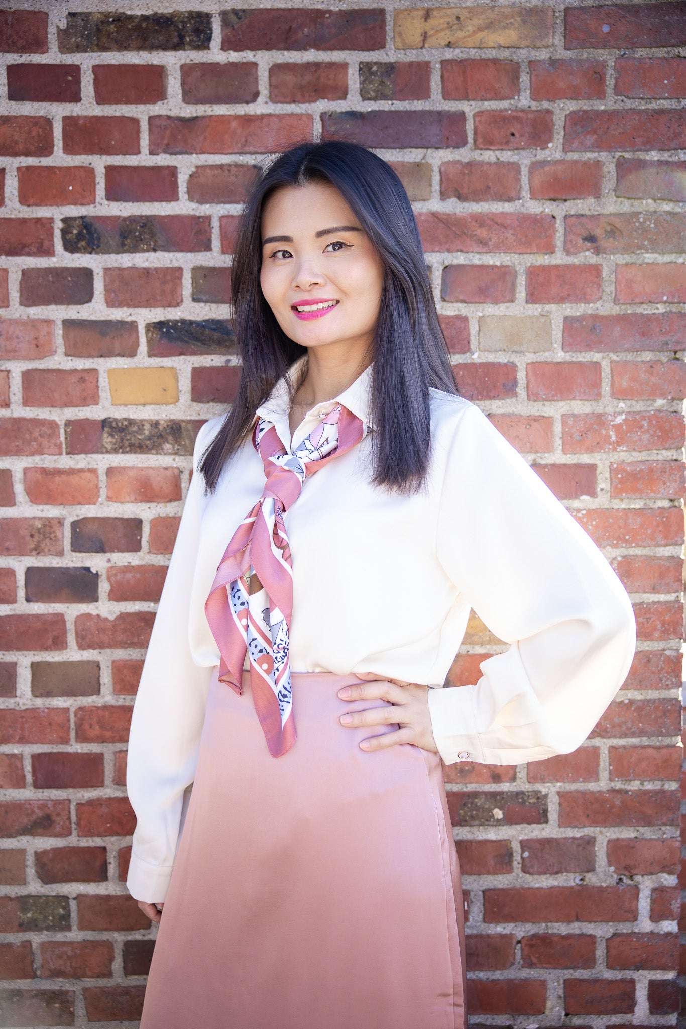 Antonella satin tørklæde i lyserød, vist på model