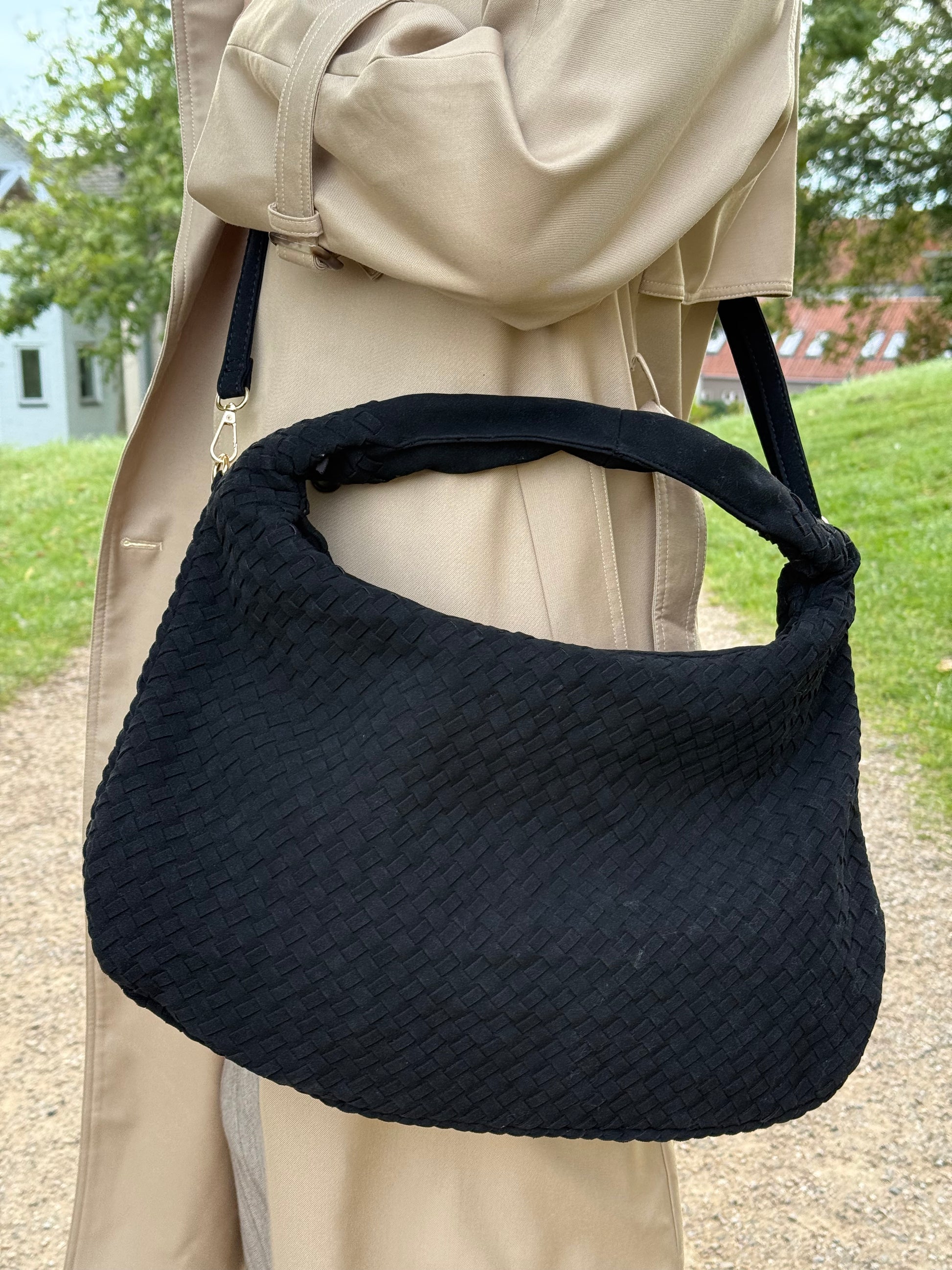 Model iført Anna Fake Suede flettet skuldertaske i sort fra MAS SELECTION som crossbody