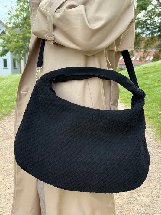 Model iført Anna Fake Suede flettet skuldertaske i sort fra MAS SELECTION som crossbody
